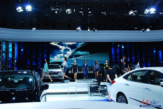 2013成都车展探馆:车企展台车模走秀彩排正酣