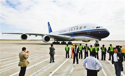 中国南方航空公司a380客机(航班号cz6000)由北京飞抵上海浦东国际机场