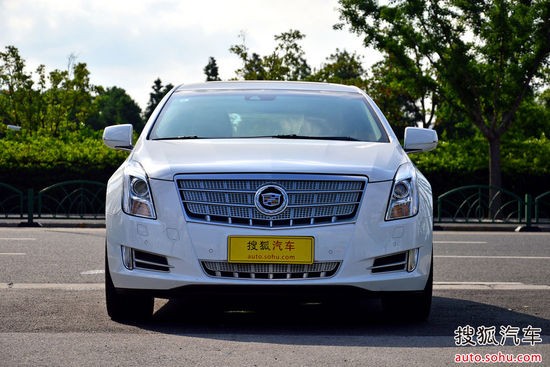 凯迪拉克CUE移动互联体验(Cadillac User Experience):震撼视觉:仪表盘配备的12.3英寸的液晶显示屏和中控台8英寸多点触控彩色液晶屏之间可实现双画面信息飞移互动;自定义液晶仪表盘可提供四种显示模式;璀璨开机界面、绚丽换场视频,传递好莱坞大片般的画面效果。直觉操作:创新性运用多点触控、接近感应、触觉反馈等前沿科技;全功能方向盘加上五维控制键操作,实现一切尽在掌握;先进的语音识别系统,可以对话的形式对系统发出操作指令 开放环境:搭建开放APP平台,时刻体验先进软件应用;ARM11三核