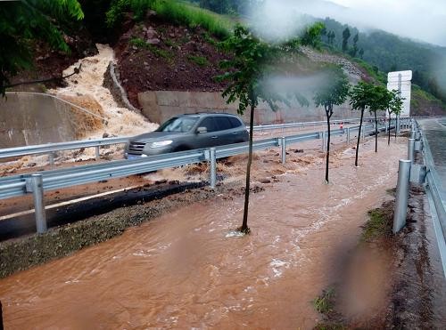 包茂高速四川部分路段暴雨引发多处山洪塌方(图)