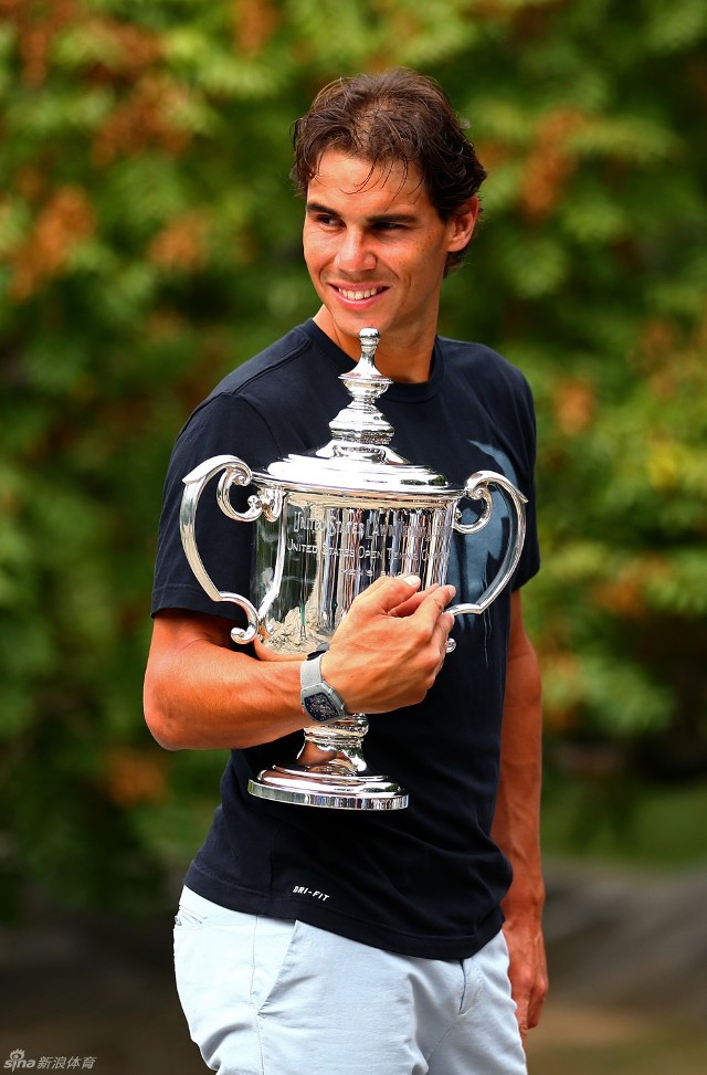 纳达尔美网夺冠拍摄冠军写真 心情大好笑靥如