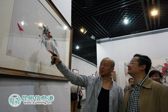 出席"云南历代著名画家精品展"启动仪式的嘉宾参观画展.记者合宇聪/摄