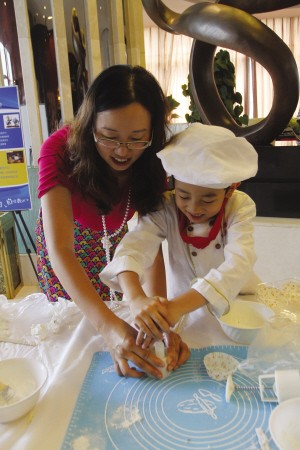 小记者学英语做月饼 品尝中秋的味道(组图)