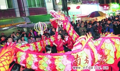 李即勇摄 英德大湾元宵夜,舞动火麒麟的刚强男儿向观众展示画在身上的