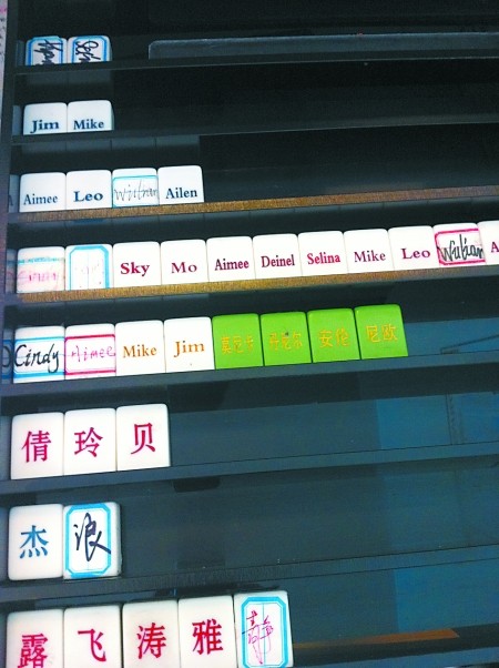 一理发师正在展示他胸牌上的英文名字 网友吐槽理发店员工流行取洋名