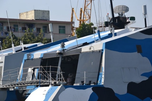 网友拍摄到的在船台上的022型导弹快艇超大军事 酸梅干 供图