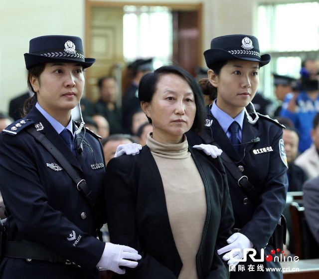 2013年9月24日,被告人龚爱爱被法警带入法庭.