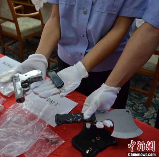 广东肇庆侦破特大贩毒案 警方展示缴获的手枪(组图)