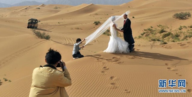 沙漠婚纱图片_黑色沙漠婚纱