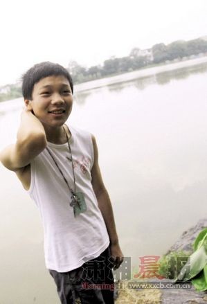 男女因口角相继跳河 14岁男孩伸出芭蕉树救起落水者(组图)