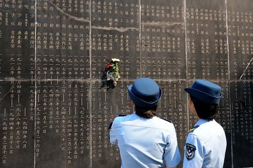 南京军民凭吊抗日航空烈士 纪念抗战胜利68周年(组图)