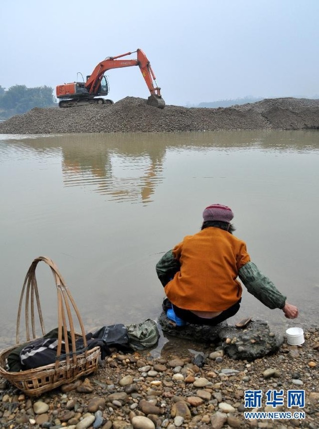 1月27日,在广西柳州市柳城县糯米滩水力发电厂临时应急检测室,工作