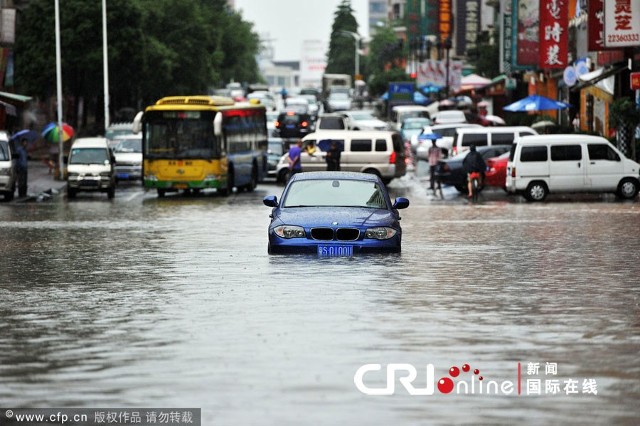 广东多地遭暴雨袭击 各城区积水严重(高清组图)