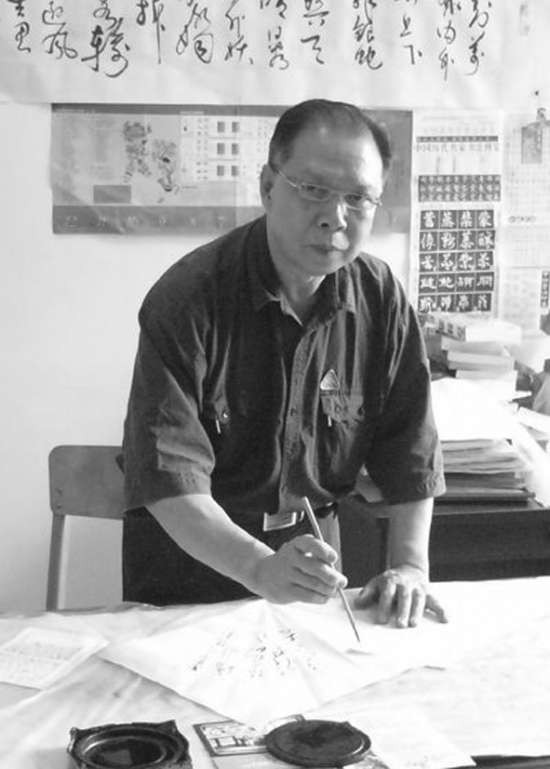 他就是揭阳市擅长写毛体书法的中国毛体书法家协会会员,中国民间文艺
