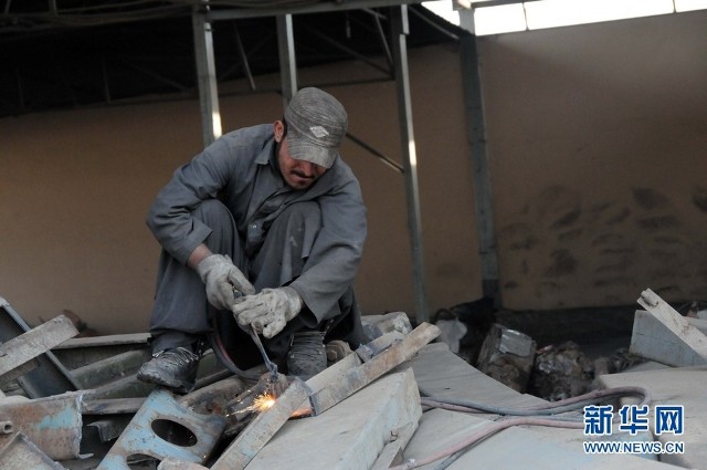 这是10月2日在阿富汗潘杰希尔谷地拍摄的废弃的火炮。