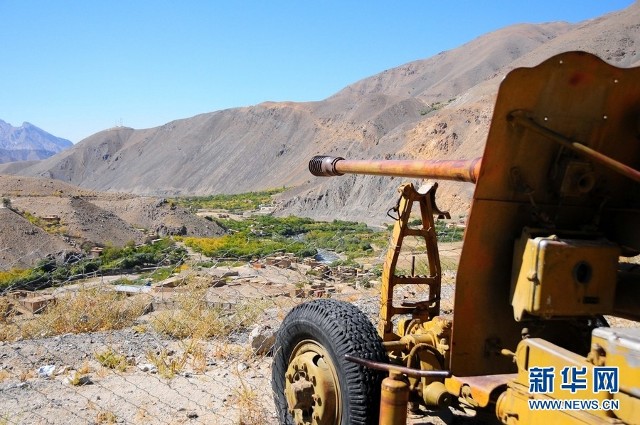 这是10月2日在阿富汗潘杰希尔谷地拍摄的废弃的火炮。