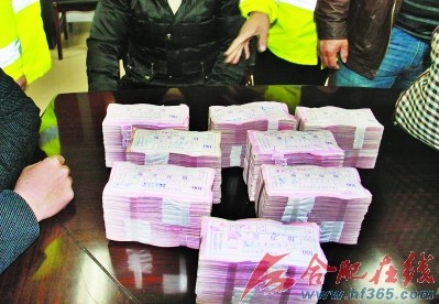 交警将现金安全护送到家