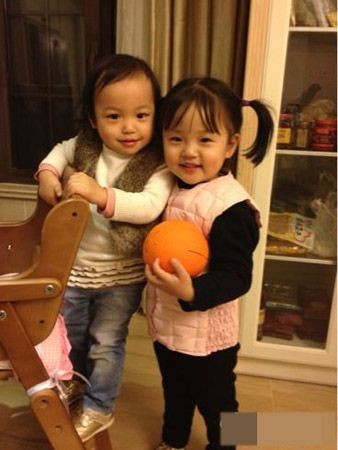 赵薇女儿小四月(左)与小朋友