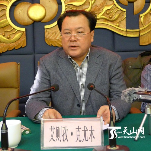 自治区农业厅厅长艾则孜?克尤木出席会议并讲话