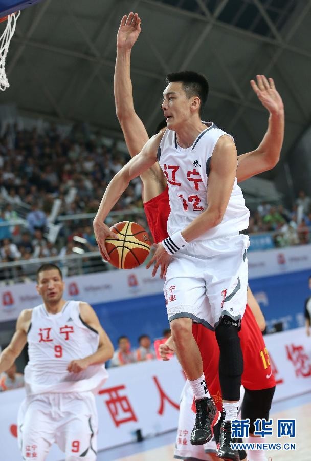 当日,在第十二届全运会男子篮球成年组小组赛b组比赛中,辽宁队以81比