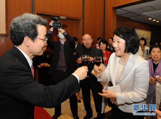 驻日本大使程永华(左一)向日本首相野田佳彦夫人野田仁实(前右一)敬酒