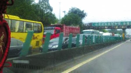 夏日雨季来临成渝高速积水严重 车祸频发生(图)