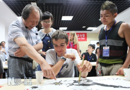 东方网7月19日消息:2012年汉语桥美国高中生夏令营17日在江苏大学开营。在为期一周的夏令营中,来自美国华盛顿十余所中学的29名高中生将与江苏省镇江市第一中学的师生进行联谊,开展一对一汉语学习等活动,体验丰富的中国文化之旅。