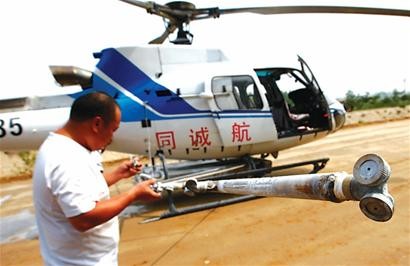 "小松鼠"升空,降"药雨"灭杀白蛾(组图)