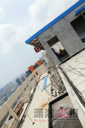 33层的楼顶平台梁体间加盖了两层铁板,楼梯间也做了相应加层