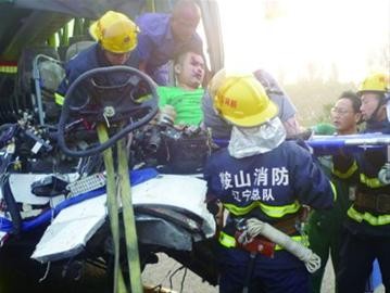 伤者被送往鞍山和辽阳市内医院接受救治. (图片由消防部门提供)