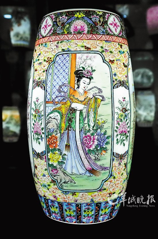 广彩大师何丽芬用3年时间精心创作了60多件美轮美奂的广彩灯罩(见图