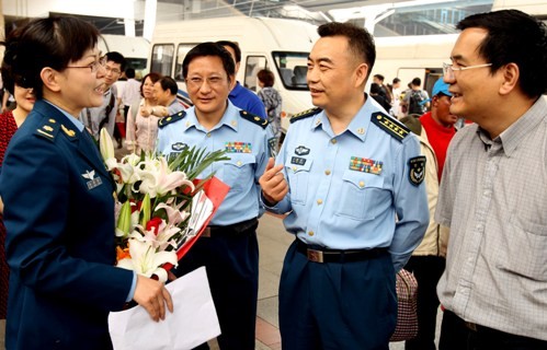 5月20日,从西藏归来的空军总医院心内科医生孙津津(左一)向来北京西站