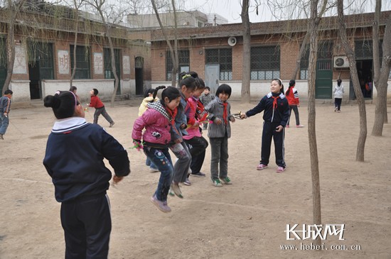 春风暖人心 石家庄八一小学到贫困小学献爱心(组图)