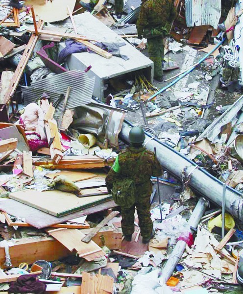 仙台市区内,一些经历地震仍完好的民居被大雪覆盖,带来了人们期待中的