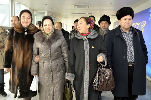 天山网讯(记者于雷摄影报道)1月7日,来自喀什地区的政协委员抵达