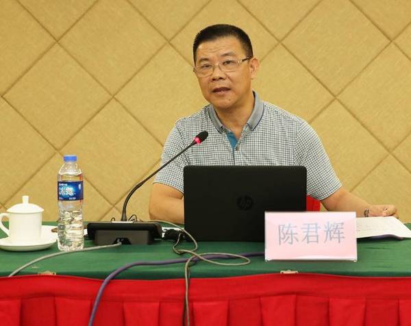 省计生宣教中心主任陈君辉介绍今年上半年《广东卫生