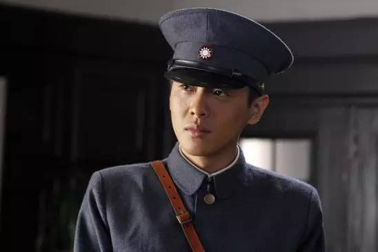 最早扎进观众心里的角色应当是《雪豹》里的刘志辉吧,军装男神,大写的