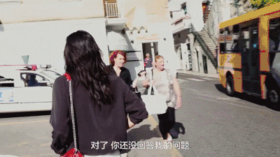 蹦蹦跳跳地回答记者的问题,