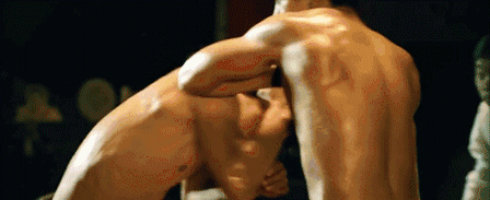 何润东尝试使用断头台压制对手