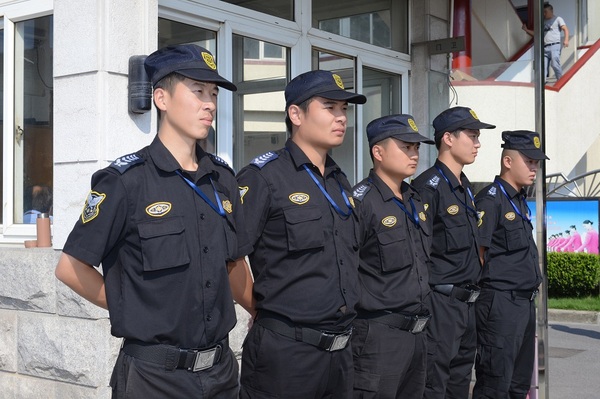 上海市航空服务学校活动现场威严的安保队伍