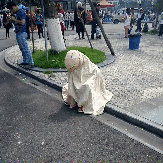 9,搞笑动态图:你真是动漫展中的一股泥石流呀.