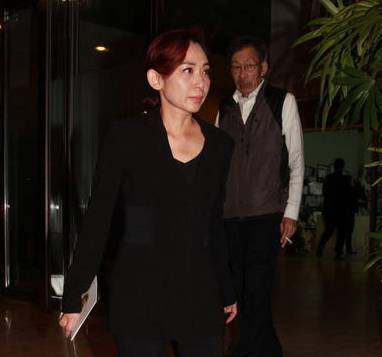 邝美云不仅是娱乐圈的艺人,与郑裕彤家确实有关系.