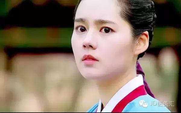 而且,我还发现,韩国整形美女都爱朝天鼻