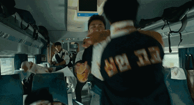 影片中,马东锡饰演一位带着怀孕妻子去釜山的丈夫,他在此灾难中遏力