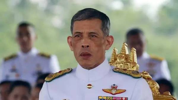 他唯一的儿子,64岁的 玛哈·哇集拉隆功(vajiralongkorn)按照泰国皇室