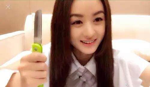 赵丽颖直播人爆满但无人理 做实验还烧着纸只