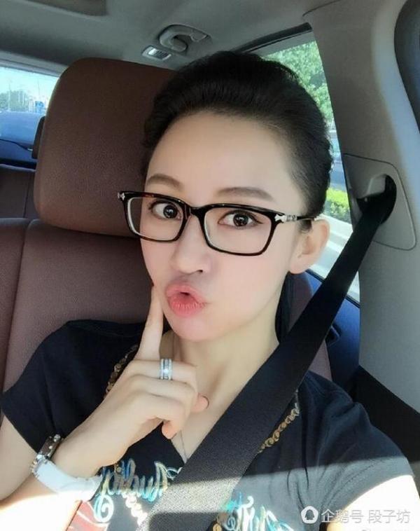 开车的萌照,带上眼镜框,卖个萌,真好,看着真可爱!