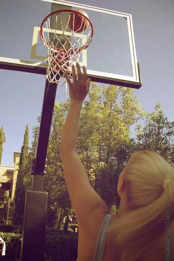 女模特这样打篮球 男人都不看nba了!