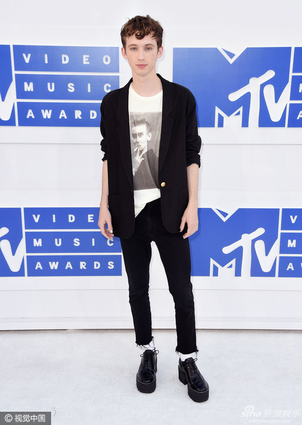 新鲜肉时代!萌德戳爷断眉网络走红成主流-新闻