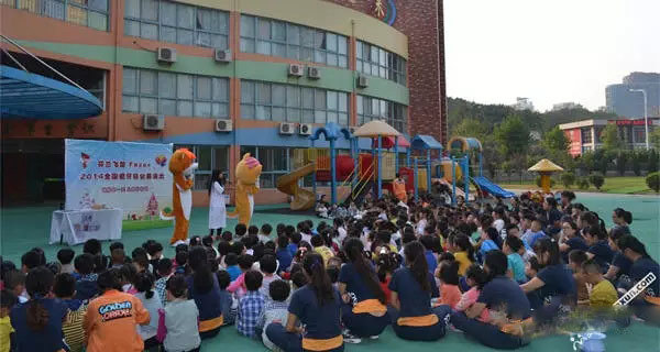 在园幼儿410名,教职工55名,学历、专业达标100%。有省级教学能手1名,市级教学能手3名,区级教学能手5名,青岛市学科带头人1名,青岛市青年教师优秀专业人才3名。为省市两级示范幼儿园、省市两级十佳幼儿园、山东省最具特色的十佳幼儿园。几年来,幼儿园先后获得山东省少年儿童工作先进集体、巾帼建功先进单位;青岛市教育改革十面红旗、学前教育先进单位、托幼工作先进集体、文明单位、三八红旗集体、语言文字示范幼儿园;连年被评为青岛开发区学前教育先进单位等荣誉称号。 4、青岛开发区金色摇篮幼儿园 金色摇